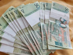 Жительница Полоцка обманом получила от восьми человек почти 15 тысяч рублей
