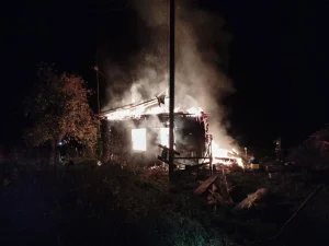 Два человека погибли при пожаре деревянного дома в Полоцком районе
